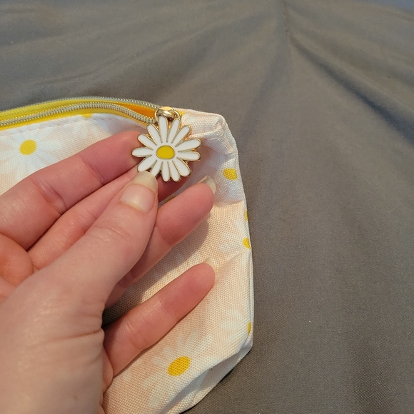 Daisy Themed Travel Ipsy Makeup Bag - Picture 4 of 4